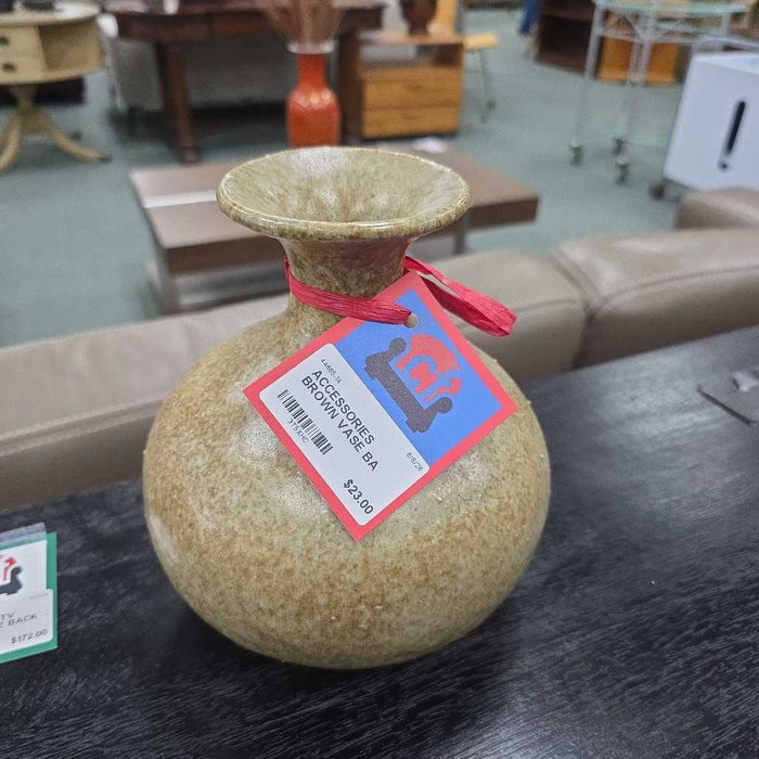 BROWN VASE BA