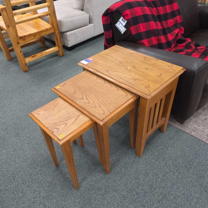 SET OF (3) NESTING TABLES MI