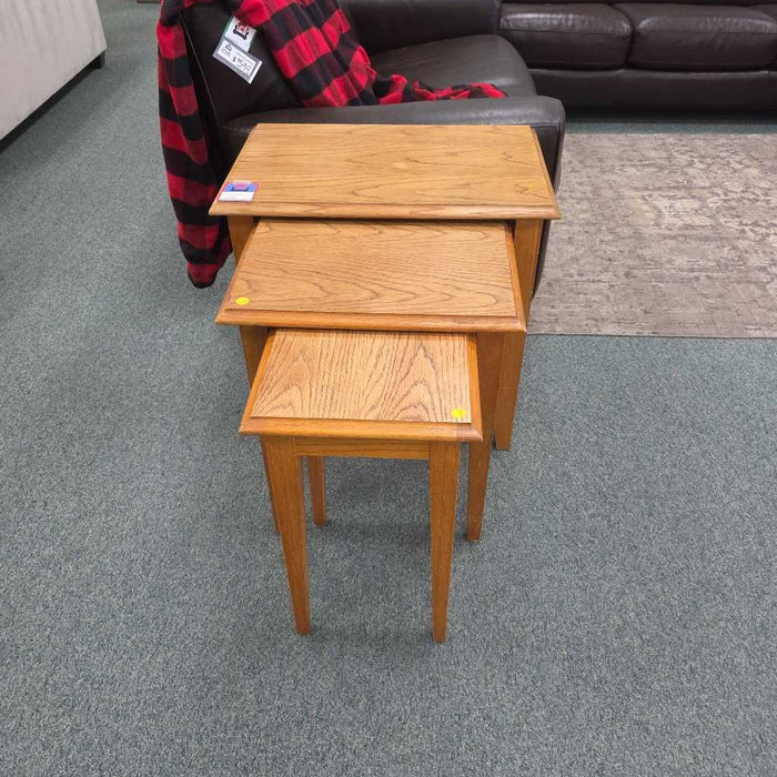 SET OF (3) NESTING TABLES MI