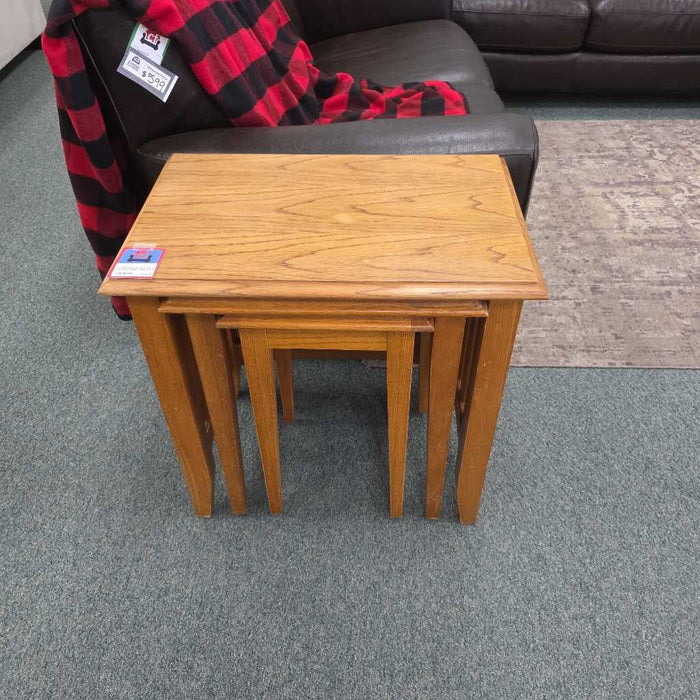 SET OF (3) NESTING TABLES MI