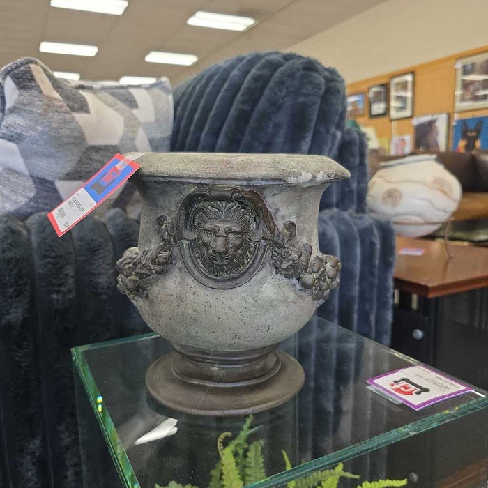 LION VASE A