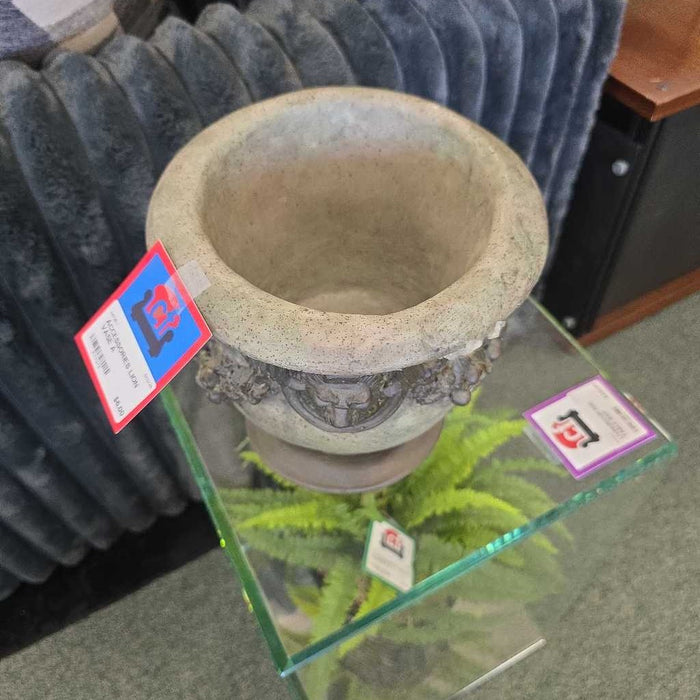 LION VASE A