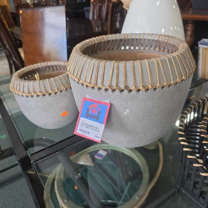 SET OF 2 GREY POTS BT