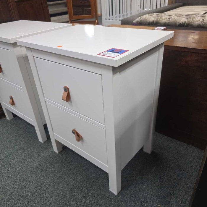 WHITE NIGHTSTAND LEATHER PULL KL