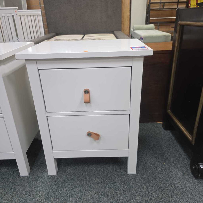 WHITE NIGHTSTAND LEATHER PULL KL