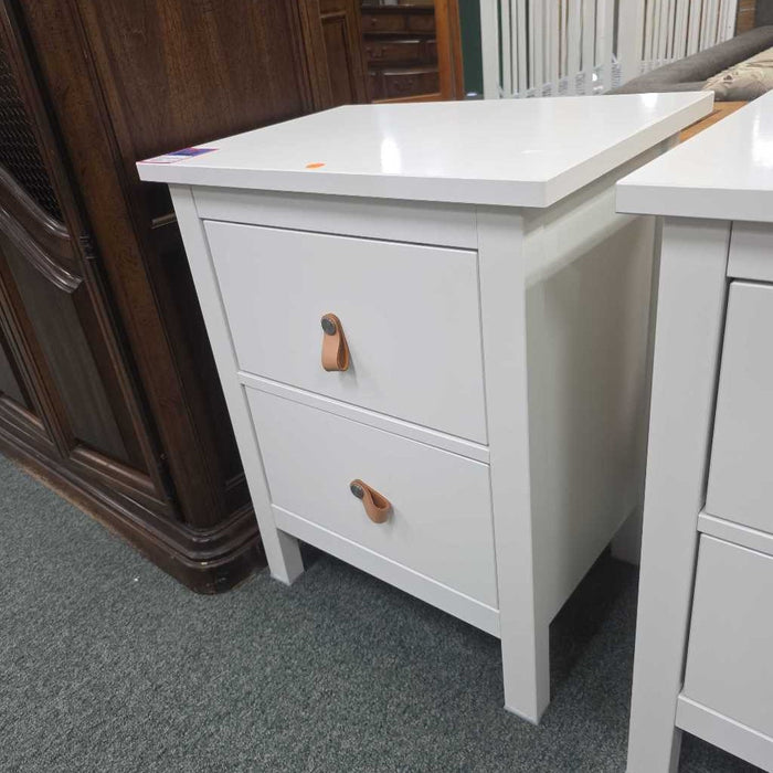WHITE NIGHTSTAND LEATHER PULL KL