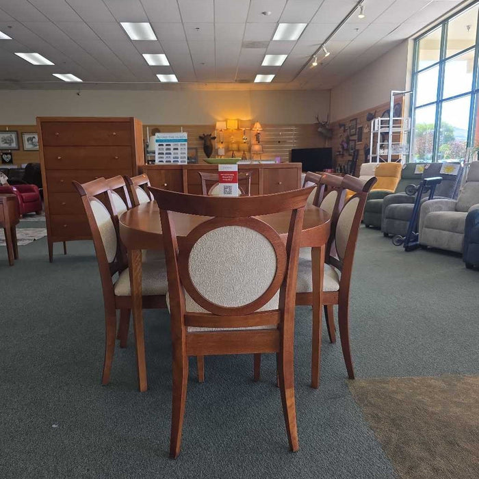 TABLE WITH 8 CHAIRS AND 1 LEAF MIH