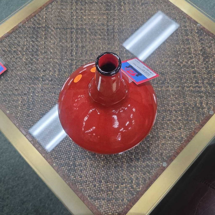 RED VASE BT