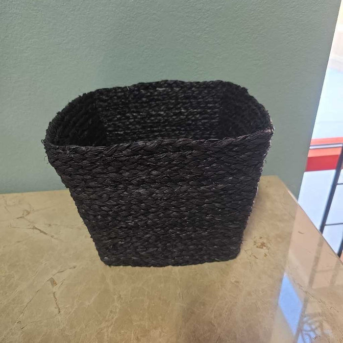 BLACK WOVEN BASKET S