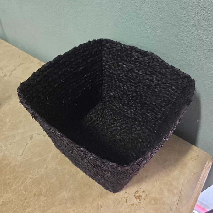 BLACK WOVEN BASKET S