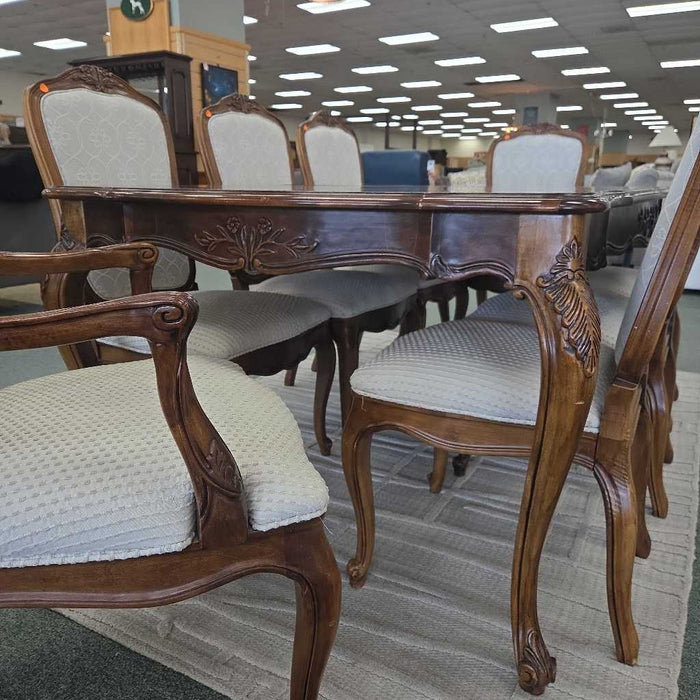 TABLE WITH 8 CHAIRS CKK