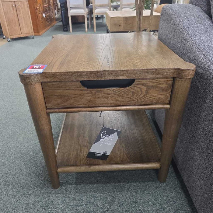 ROANHOWE END TABLE