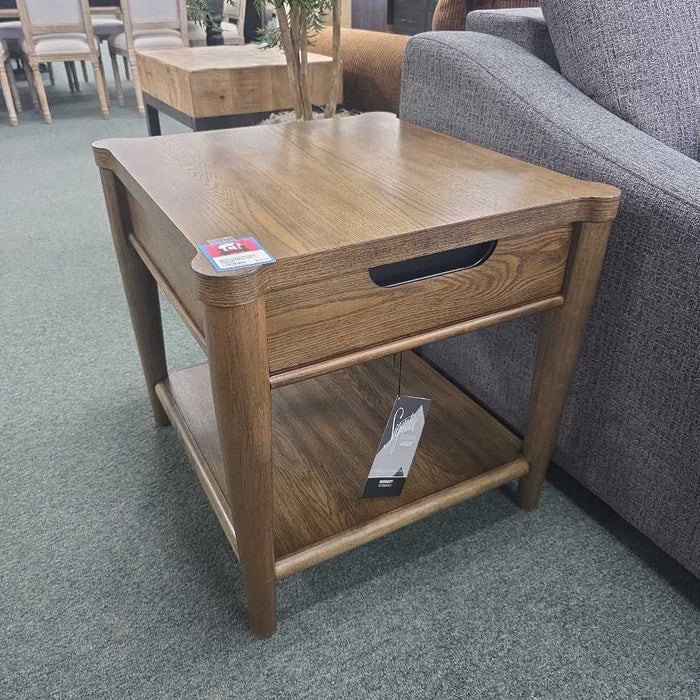 ROANHOWE END TABLE