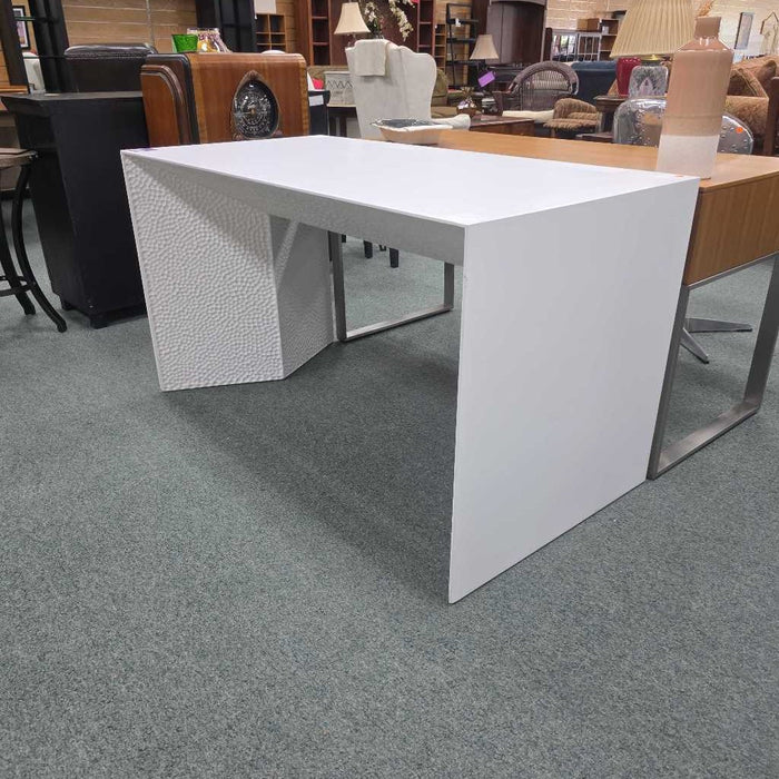 WHITE DESK BTK