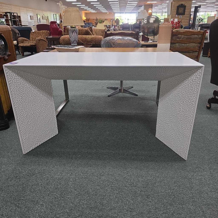 WHITE DESK BTK