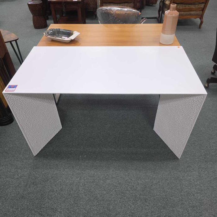 WHITE DESK BTK
