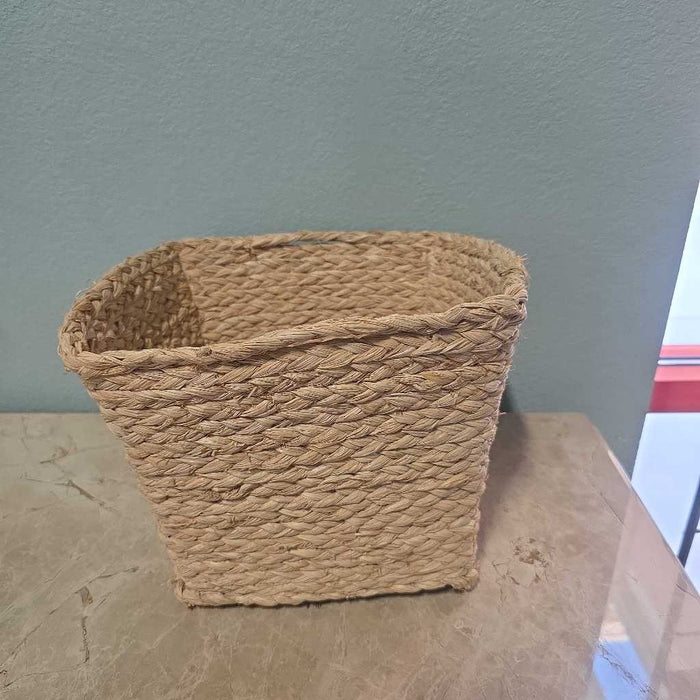 NATURAL WOVEN BASKET S
