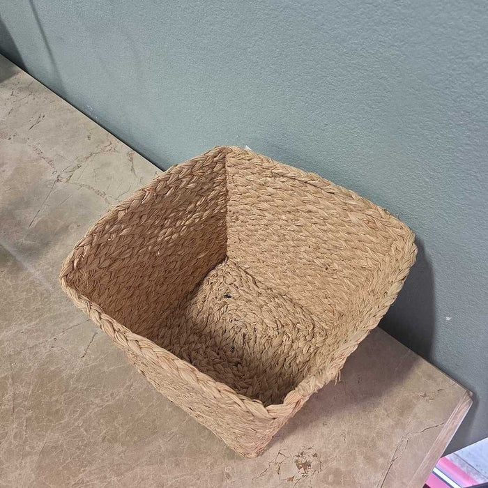 NATURAL WOVEN BASKET S