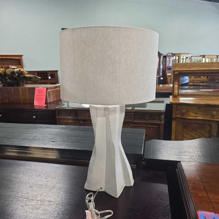 WHITE GEOMETRIC LAMP LS