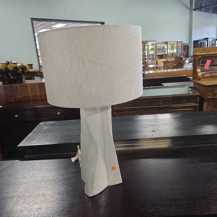 WHITE GEOMETRIC LAMP LS