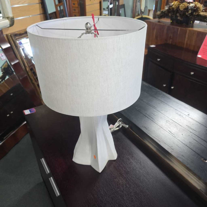 WHITE GEOMETRIC LAMP LS