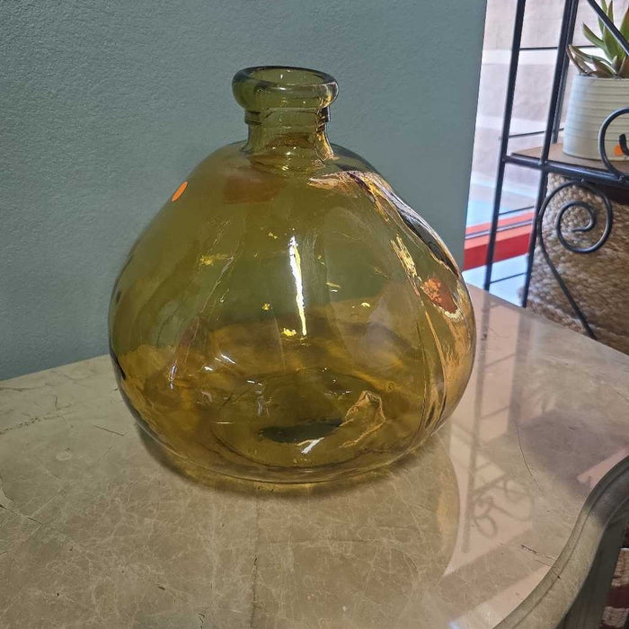 YELLOW GLASS JUG VASE LS