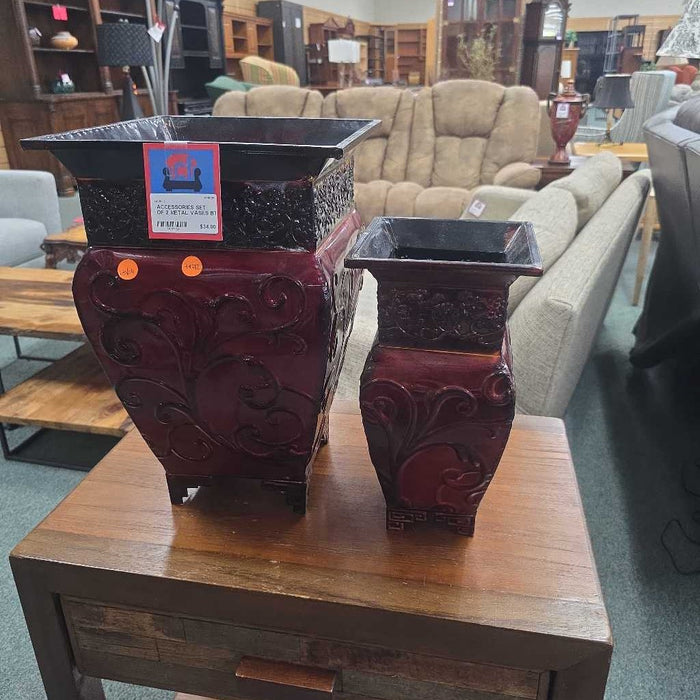 SET OF 2 METAL VASES BT