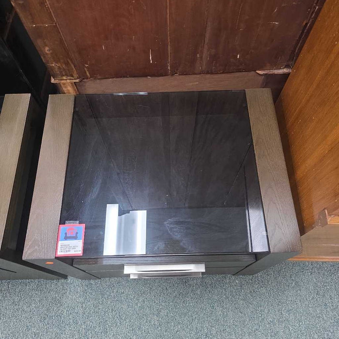 NIGHTSTAND WITH GLASS TOP BBM