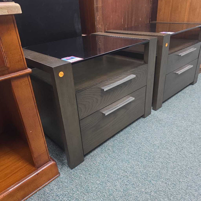 NIGHTSTAND WITH GLASS TOP BBM