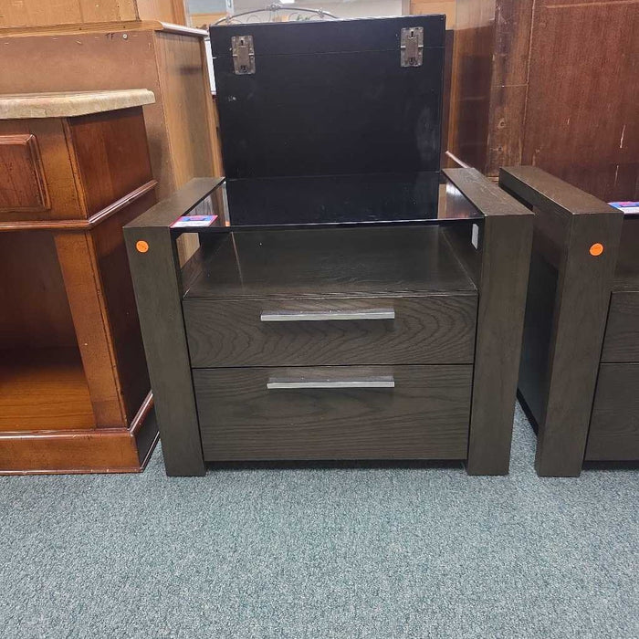 NIGHTSTAND WITH GLASS TOP BBM