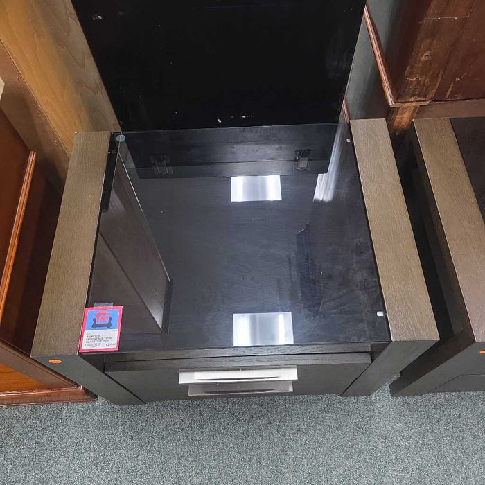 NIGHTSTAND WITH GLASS TOP BBM