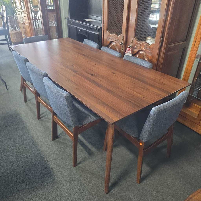 ARTICLE TABLE WITH 8 CHAIRS KLH