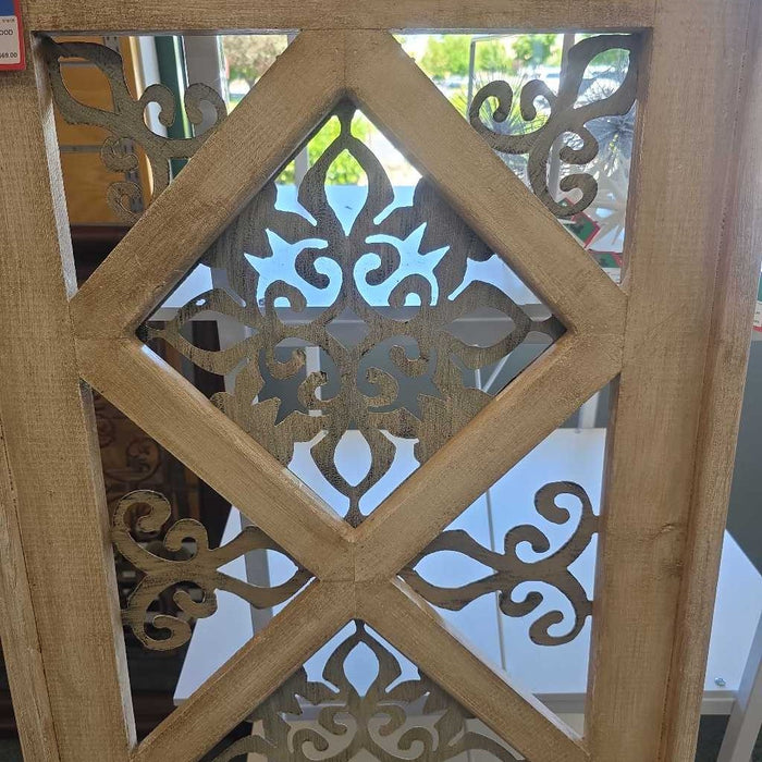 WOOD WALL DECOR AT