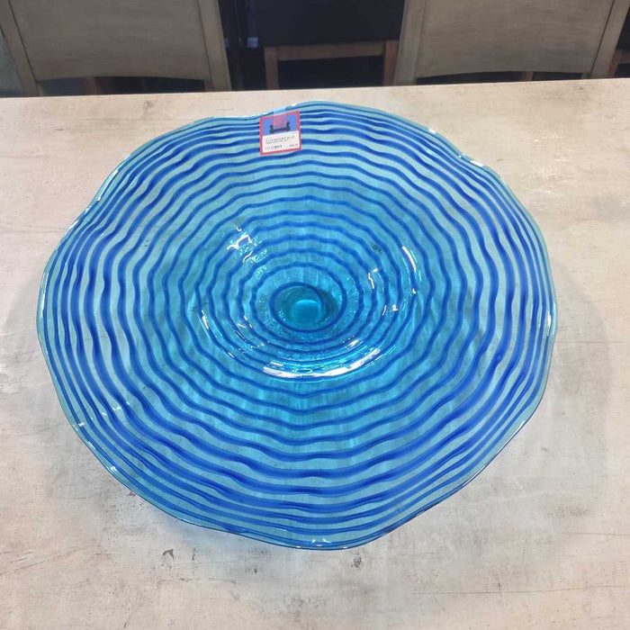 BLUE DISH DECOR AT