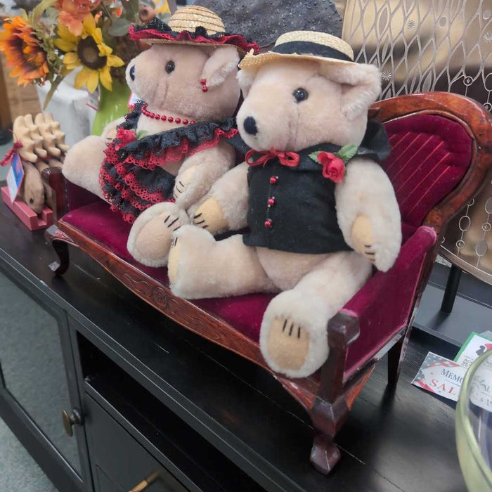 2 BEARS ON THE COUCH