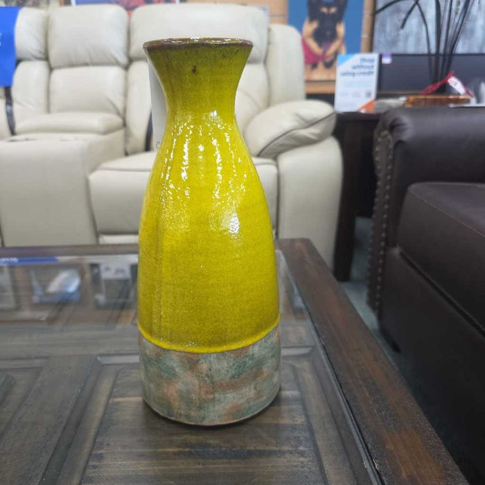 TWO TONE VASE DECOR