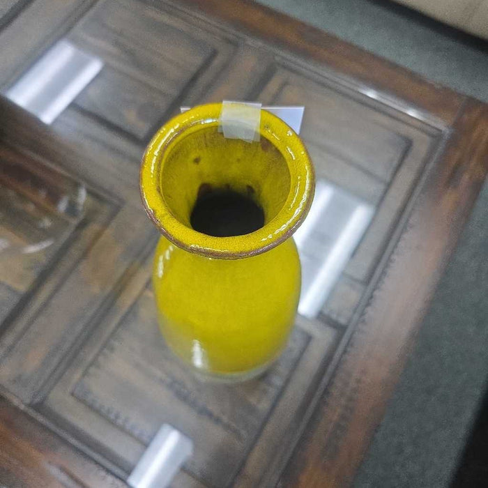 TWO TONE VASE DECOR