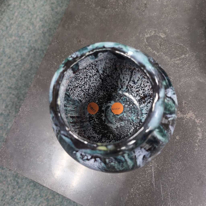 ABSTRACT VASE DECOR