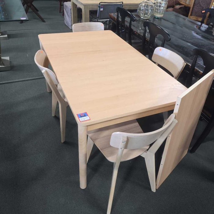 TABLE WITH 4 CHAIRS BTK