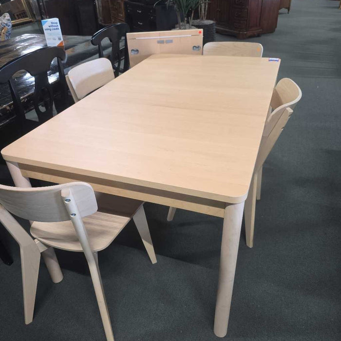TABLE WITH 4 CHAIRS BTK