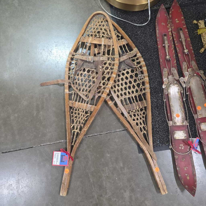 SET OF SNOWSHOE DECOR KL