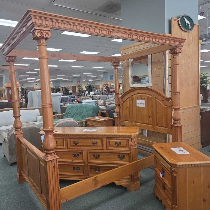 PULASKI QUEEN CANOPY BED AKB