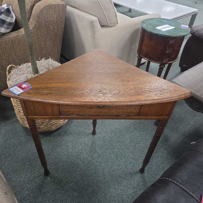 CORNER ACCENT TABLE SK