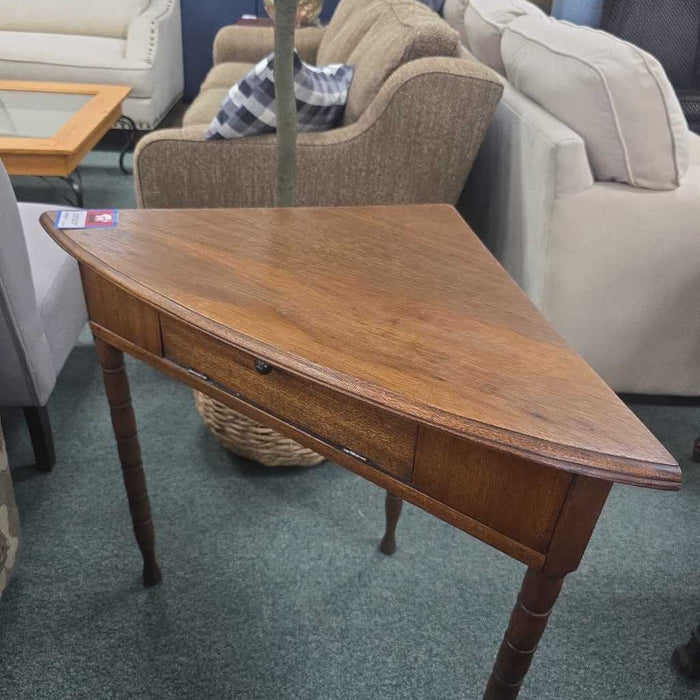CORNER ACCENT TABLE SK