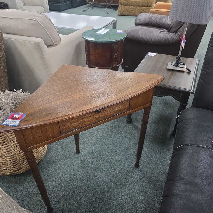 CORNER ACCENT TABLE SK