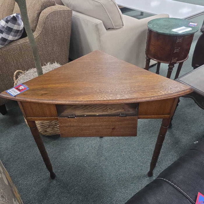 CORNER ACCENT TABLE SK