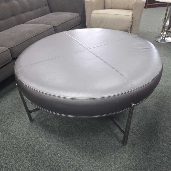 CHARLESTON FORGE ROUND OTTOMAN BAH
