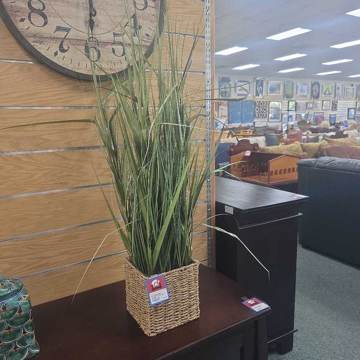 BASKET WITH SILK GRASS BA