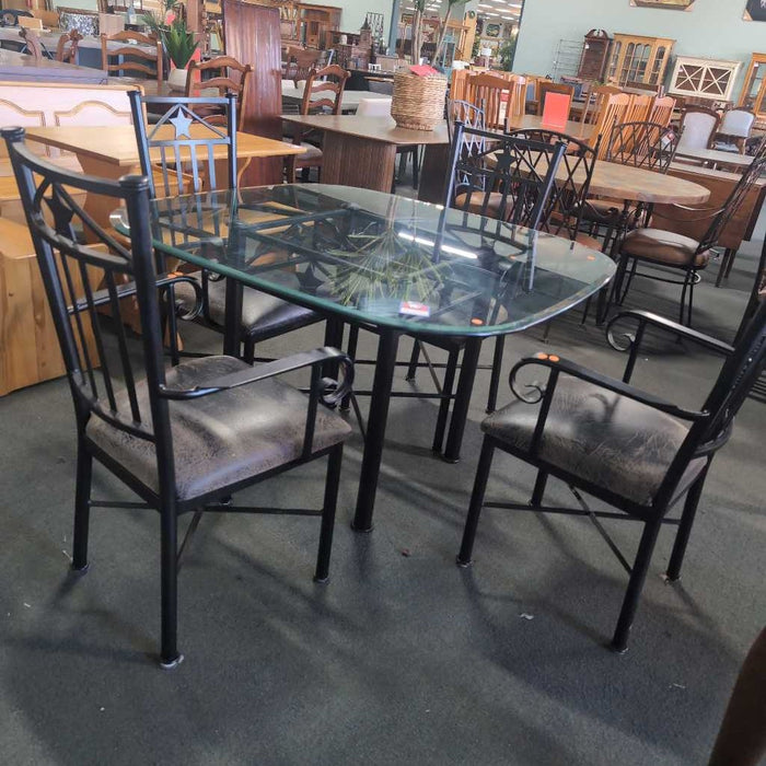 TABLE WITH 4 CHAIRS LTT