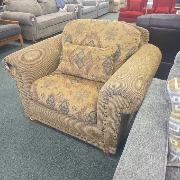 TAN ACCENT CHAIR BAH